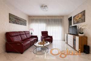 Stan u prvoj liniji do mora sa dvoristem i garazom, Igalo | ID-S2266